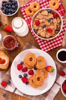 Kepekli tahıllar ile Kahvaltı. 