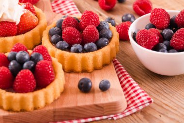 Tartlets orman meyve ile.