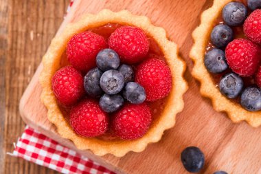 Tartlets orman meyve ile.