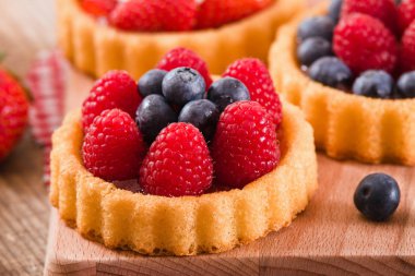 Tartlets orman meyve ile.