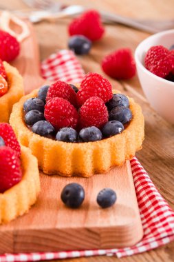 Tartlets orman meyve ile.