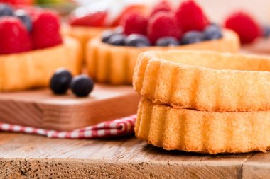 Tartlets orman meyve ile.