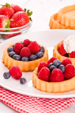 Tartlets orman meyve ile.