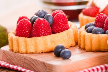 Tartlets orman meyve ile.