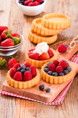 Tartlets orman meyve ile.