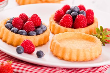 Tartlets orman meyve ile.