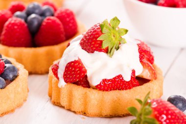 Tartlets orman meyve ile.