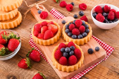 Tartlets orman meyve ile.