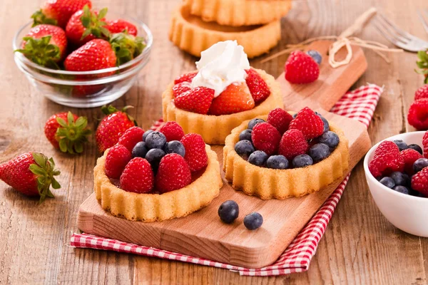 Tartlets med skogens frukter. — Stockfoto