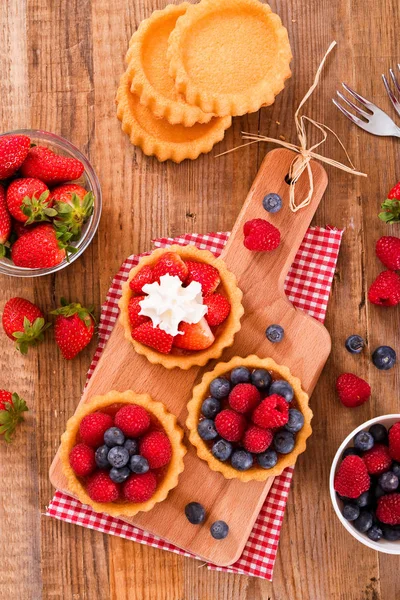 Tartlets with forest fruits. — Stock Photo, Image