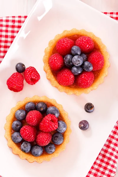 Tartlets erdei gyümölcsökkel. — Stock Fotó