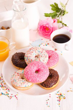 Beyaz çanak üzerinde Amerikan donut. 