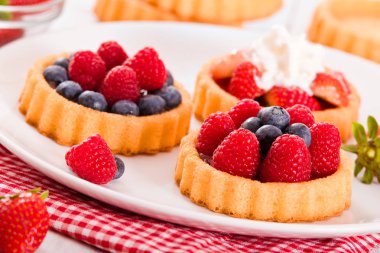 Tartlets orman meyve ile.