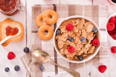 Kepekli tahıllar ile Kahvaltı. 