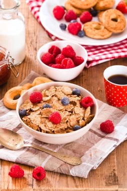 Kepekli tahıllar ile Kahvaltı. 