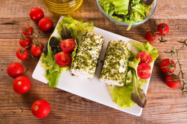 Keçi peynirli salata ve domates ile. 