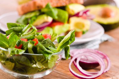 Sebzeli tost ile avokado.