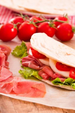 Ahşap masa jambon ile Piadina. 