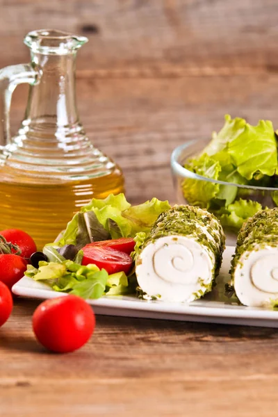 Goat cheese with salad and cherry tomatoes. — Stock Photo, Image