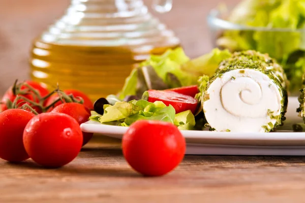 Ziegenkäse mit Salat und Kirschtomaten. — Stockfoto