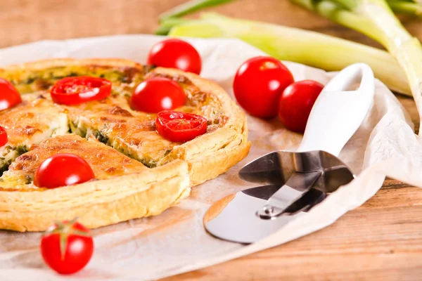 Quiche de poireaux et tomates . — Photo