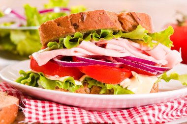 Sandviç ekmeği beyaz çanak üzerinde.