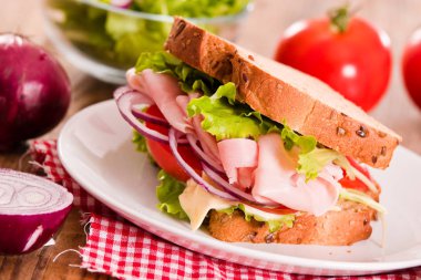 Sandviç ekmeği beyaz çanak üzerinde.