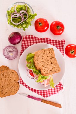 Sandviç ekmeği beyaz çanak üzerinde.