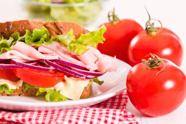 Sandviç ekmeği beyaz çanak üzerinde.