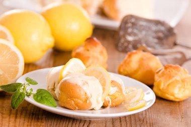 Beyaz çanak üzerinde limon profiterol. 