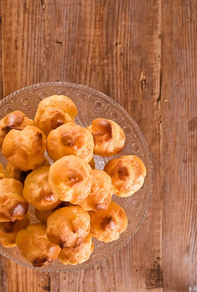 Dulces bocanadas de crema en bandeja de vidrio . —  Fotos de Stock