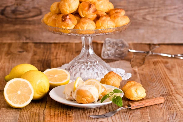 Profiteroles cytryny na biały danie. — Zdjęcie stockowe