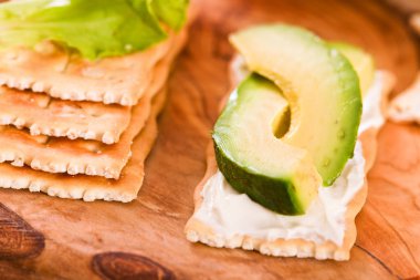 Jambon ve avokado ile kraker. 
