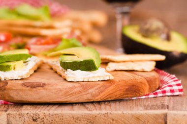 Jambon ve avokado ile kraker. 
