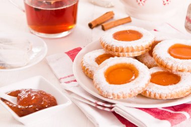 Beyaz çanak üzerinde çay bisküvi. 