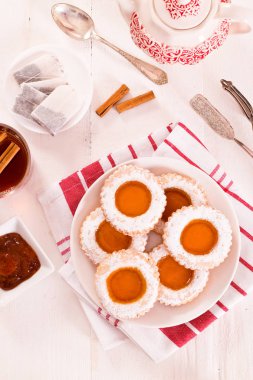 Beyaz çanak üzerinde çay bisküvi. 