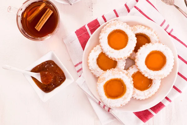 Teatime-Kekse auf weißem Teller. — Stockfoto