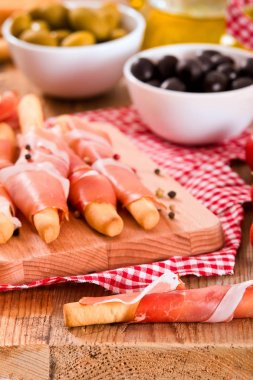 Grisini breadsticks ile jambon.