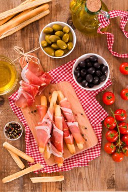 Grisini breadsticks ile jambon.