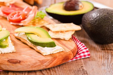 Jambon ve avokado ile kraker. 