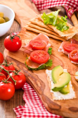 Jambon ve avokado ile kraker. 