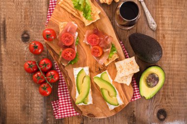 Jambon ve avokado ile kraker. 