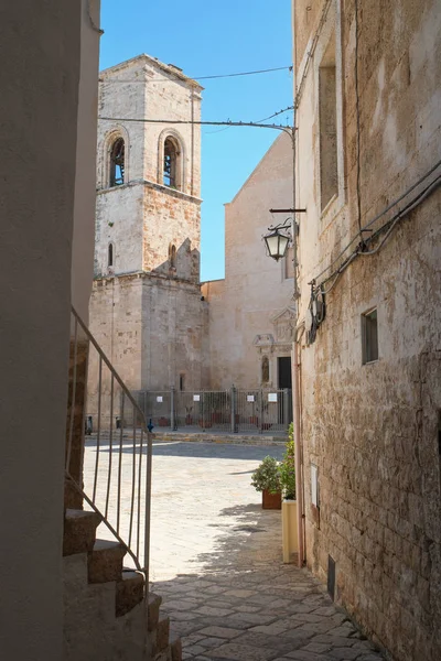 Ulička. Polignano je klisna. Puglia. Itálie. — Stock fotografie