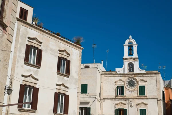 Καμπαναριό με ρολόι. Το Polignano a mare. Puglia. Ιταλία. — Φωτογραφία Αρχείου