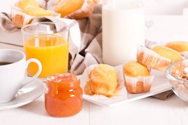 Ahşap masa üzerinde plumcake ile Kahvaltı.