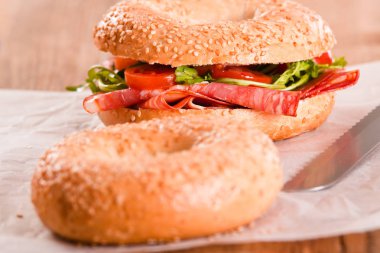 Susamlı simit ahşap tablo. 