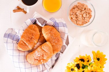 Ahşap masa üzerinde kruvasan ile Kahvaltı. 