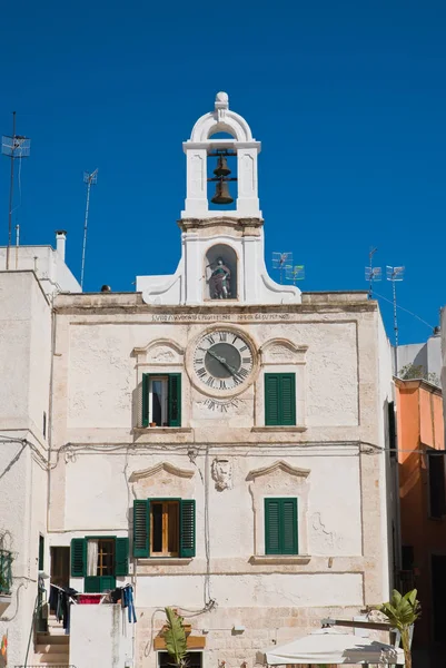 Klocktorn. Polignano ett sto. Puglia. Italien. — Stockfoto