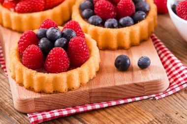 Tartlets orman meyve ile.