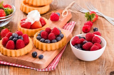 Tartlets orman meyve ile.